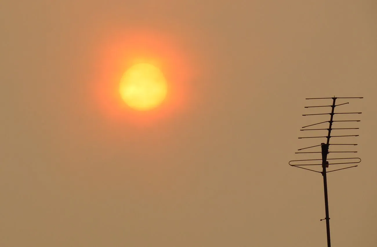 El humo de los incendios de Galicia cubre León y deja una imagen única con un 'sol rojo'