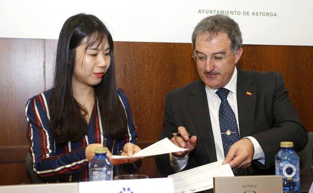 El Ayuntamiento de Astorga firma un acuerdo con el motor de búsqueda chino Baidu para incluir en él sus contenidos patrimoniales. 