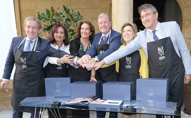 Majo, a la derecha, en la presentación de la candidatura de León. 