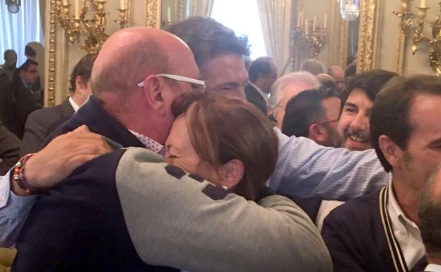 La candidatura leonesa se abraza tras conocer su elección.