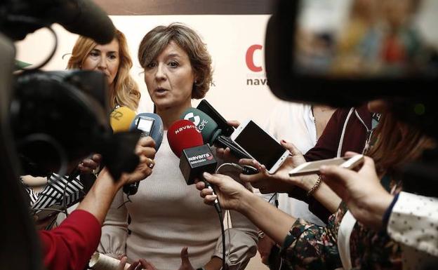 Isabel García Tejerina atiende a los medios durante un acto. 