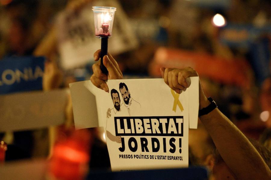 Unas 200.000 personas protestan en Barcelona por encarcelamiento de del presidente de la ANC, Jordi Sànchez, y del de Òmnium Cultural, Jordi Cuixart.