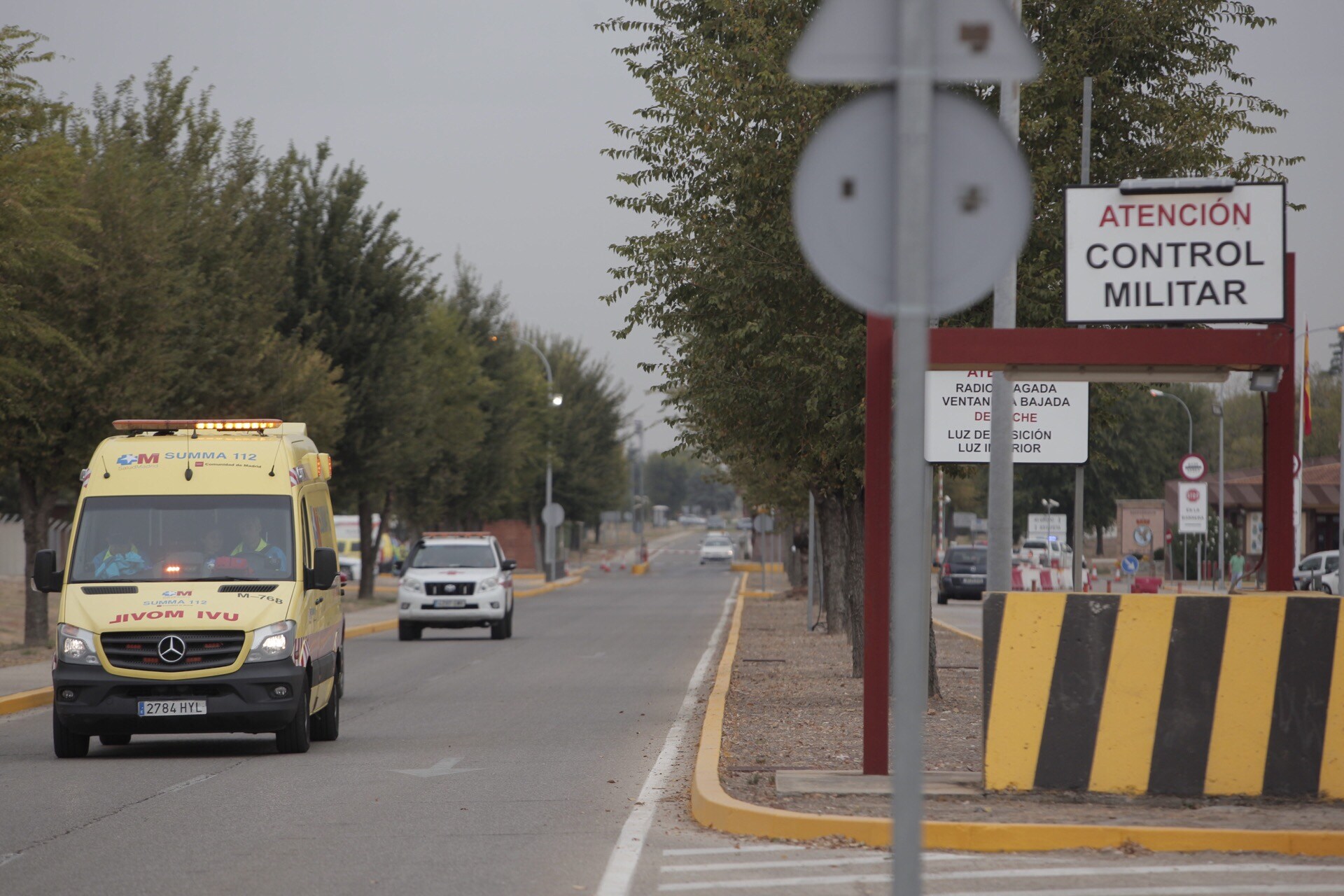 Imagen principal - Varios equipos trabajan tras el siniestro en Torrejón. 