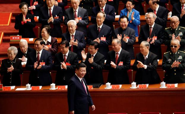 Jinping pasea frente a los miembros del Partido Comunista. 