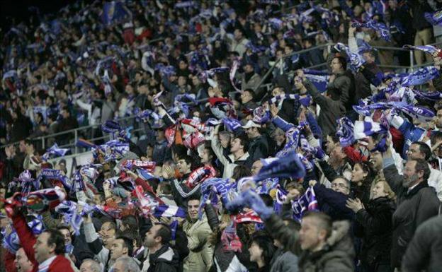 Aficionados del Getafe en las gradas del Coliseum Alfonso Pérez.