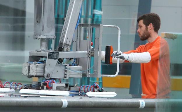 Un trabajador de Tvitec en la planta de producción en el Bierzo.