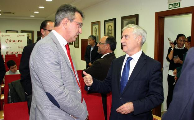 Miguel Aguirre de Cárcer (D), embajador representante permanente de España en la OTAN, con el presidente de la Diputación, Juan Martínez Majo (I).