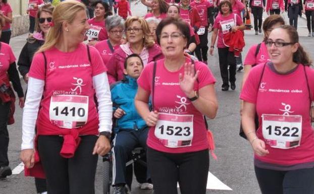 Tres personas en la carrera de la mujer.