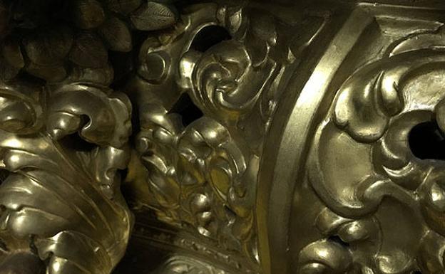 Detalle del pan de oro moderno del trono.