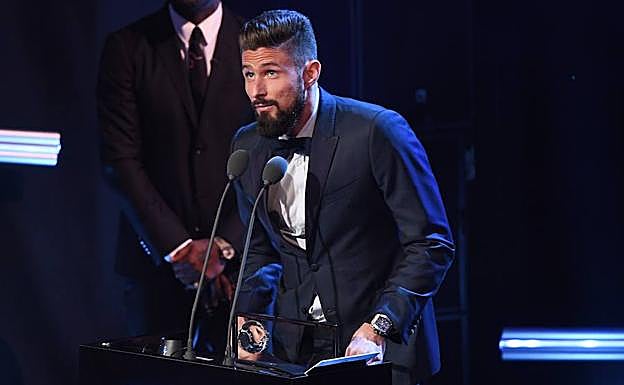 Olivier Giroud, tras ganar el premio Puskas 2017.