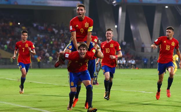 Los jugadores de España celebran uno de los goles.