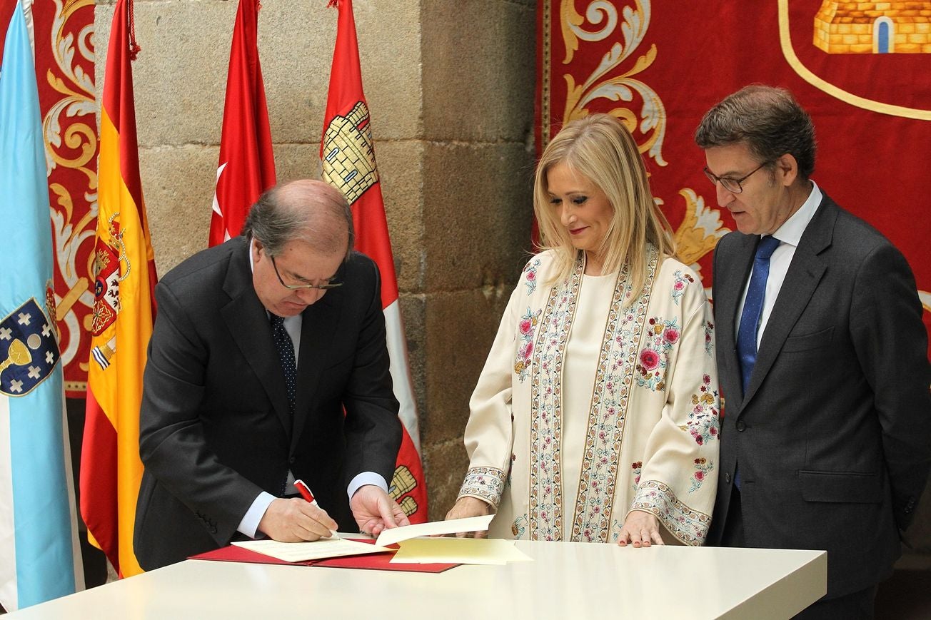 El presidente de la Junta, de Castilla y León, Juan Vicente Herrera, firma con los presidentesde la Xunta de Galicia, Alberto Núñez Feijóo,y de la Comunidad de Madrid, Cristina Cifuentes, una alianza estratégica orientada a impulsar el 'Eje Madrid -Castilla y León-Galicia, como motor de desarrollo y dinamización económica y social.