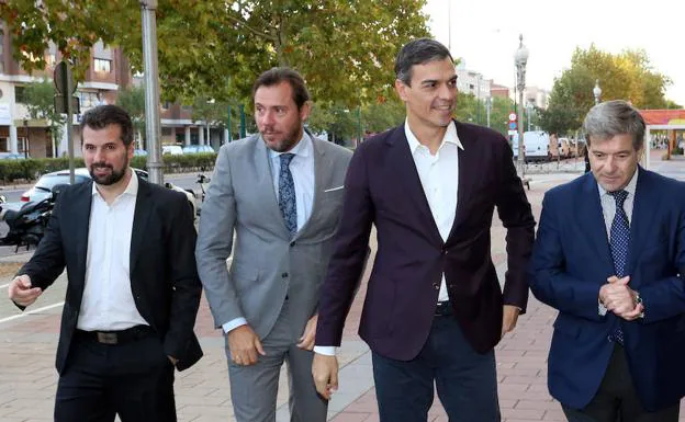 Sánchez arropado por Luis Tudanca, Óscar López y el director general de El Norte de Castilla. 