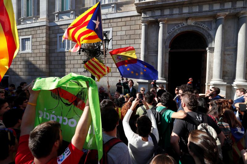 Cientos de personas se manifiestan en Barcelona en protesta por la aplicación del artículo 155 y para pedir la liberación de Jordi Sànchez y Jordi Cuixart