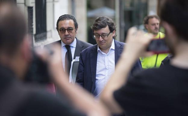 Rafael Delgado (d), junto a su abogado, tras la primera declaración judicial, en junio pasado. 