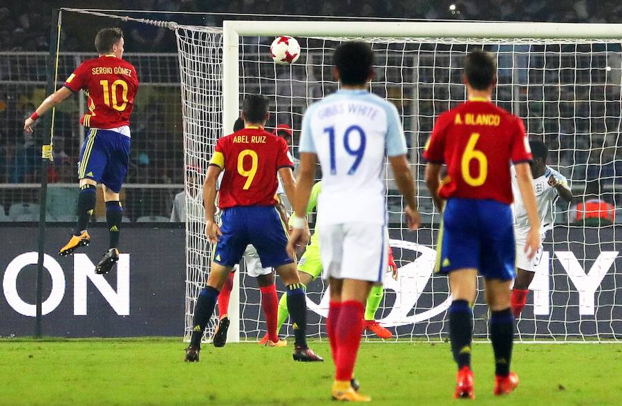 Inglaterra venció a España en la final del Mundial sub-17 de la India. Sergio Gómez marcó un doblete para el cuadro de Santi Denia pero el conjunto dirigido por Steve Cooper remontó con un serio correctivo (5-2).