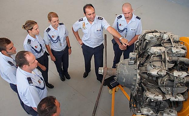 Un grupo de alumnos de la Academia Básica del Aire recibe una clase práctica.