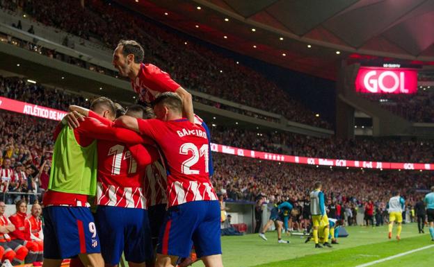 Los jugadores del Atlético celebran el gol ante el Villarreal. 