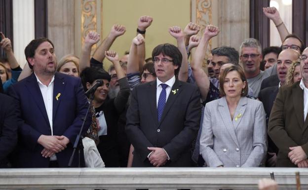 Oriol Junqueras, Carles Puigdemont y Carme Forcadell, tras la declaración de independencia.