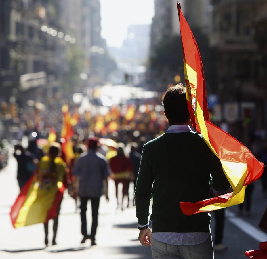 La marcha convocada por Societat Civil Catalana bajo el lema 'Tots som Catalunya. Per la convivència, seny!