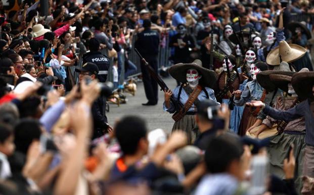 Imagen principal - La muerte se pasea por las calles de México con un desfile multitudinario