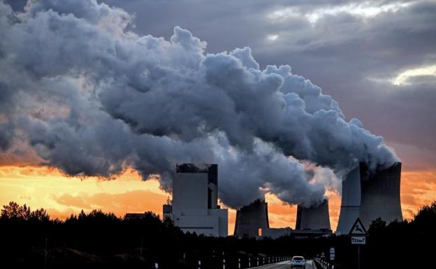 El vapor de agua emana de varias chimeneas en una planta de Boxberg, Alemania.