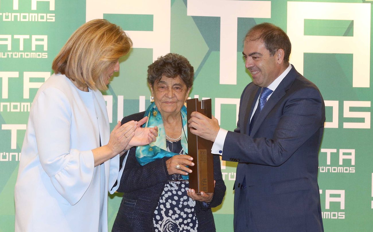 ATA reconoce la trayectoria de la farmecéutica leonesa Araceli de la Fuente quien, con 90 años, sigue en activo y ejerciendo en Benavente