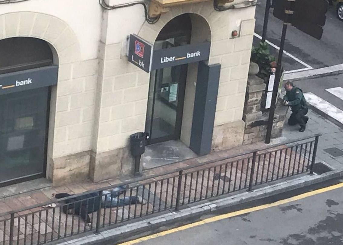 Un Guardia civil herido en un atraco en una sucursal bancaria de Cangas de Onís