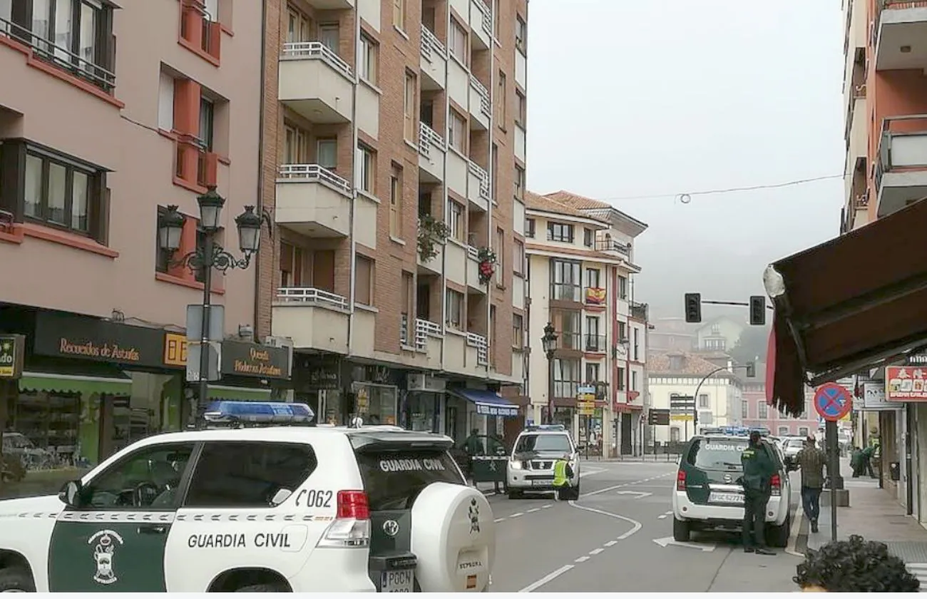 Un Guardia civil herido en un atraco en una sucursal bancaria de Cangas de Onís