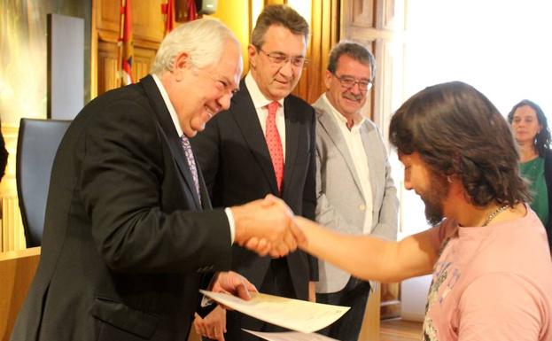 Entrega de diplomas en la Diputación de León.