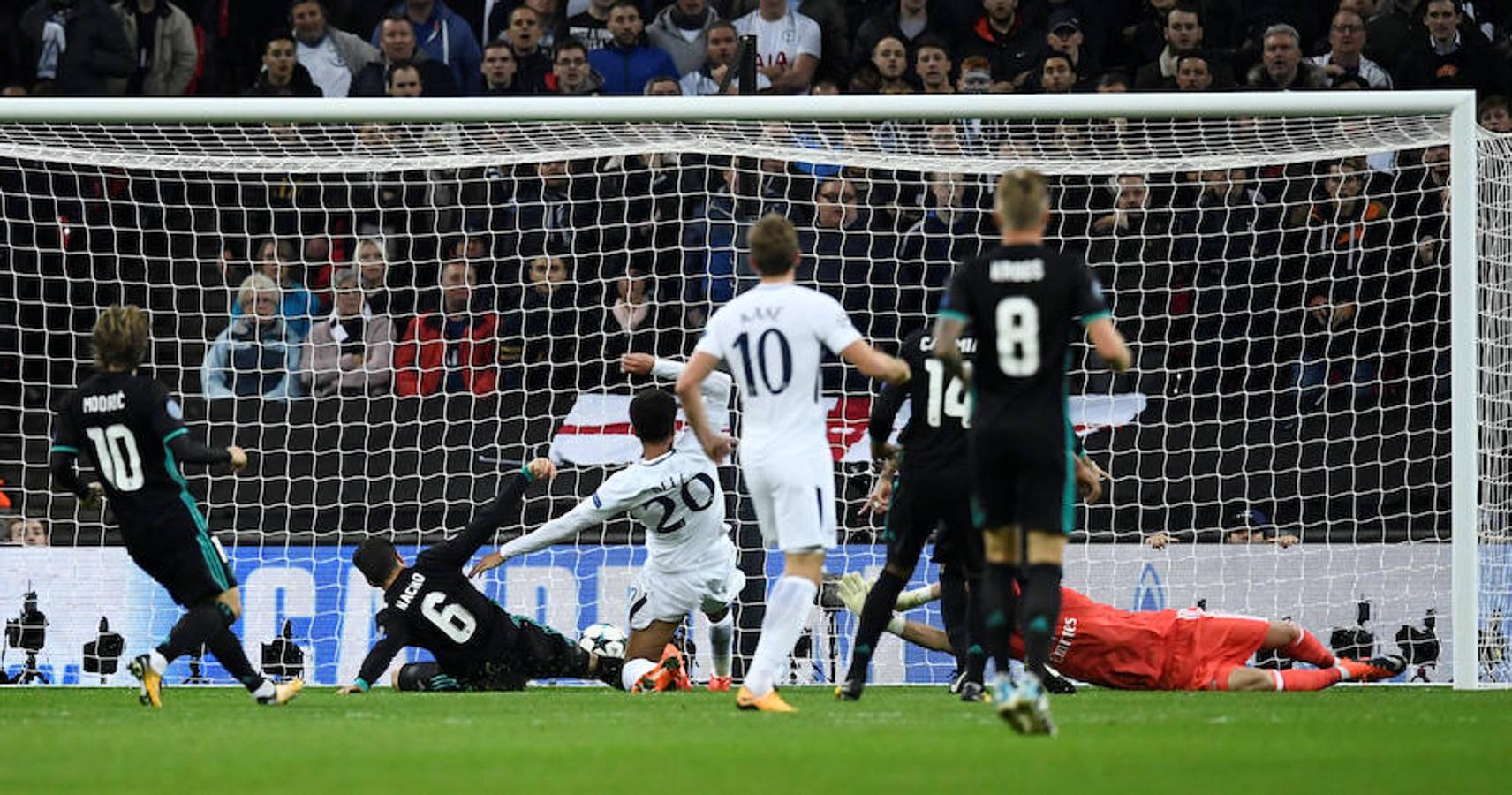 Los dos mejores equipos del Grupo H pelearon por la primera plaza del grupo en Wembley, que vibró y elevó los decibelios durante algunos momentos como el 1-0 de Delle Alli.