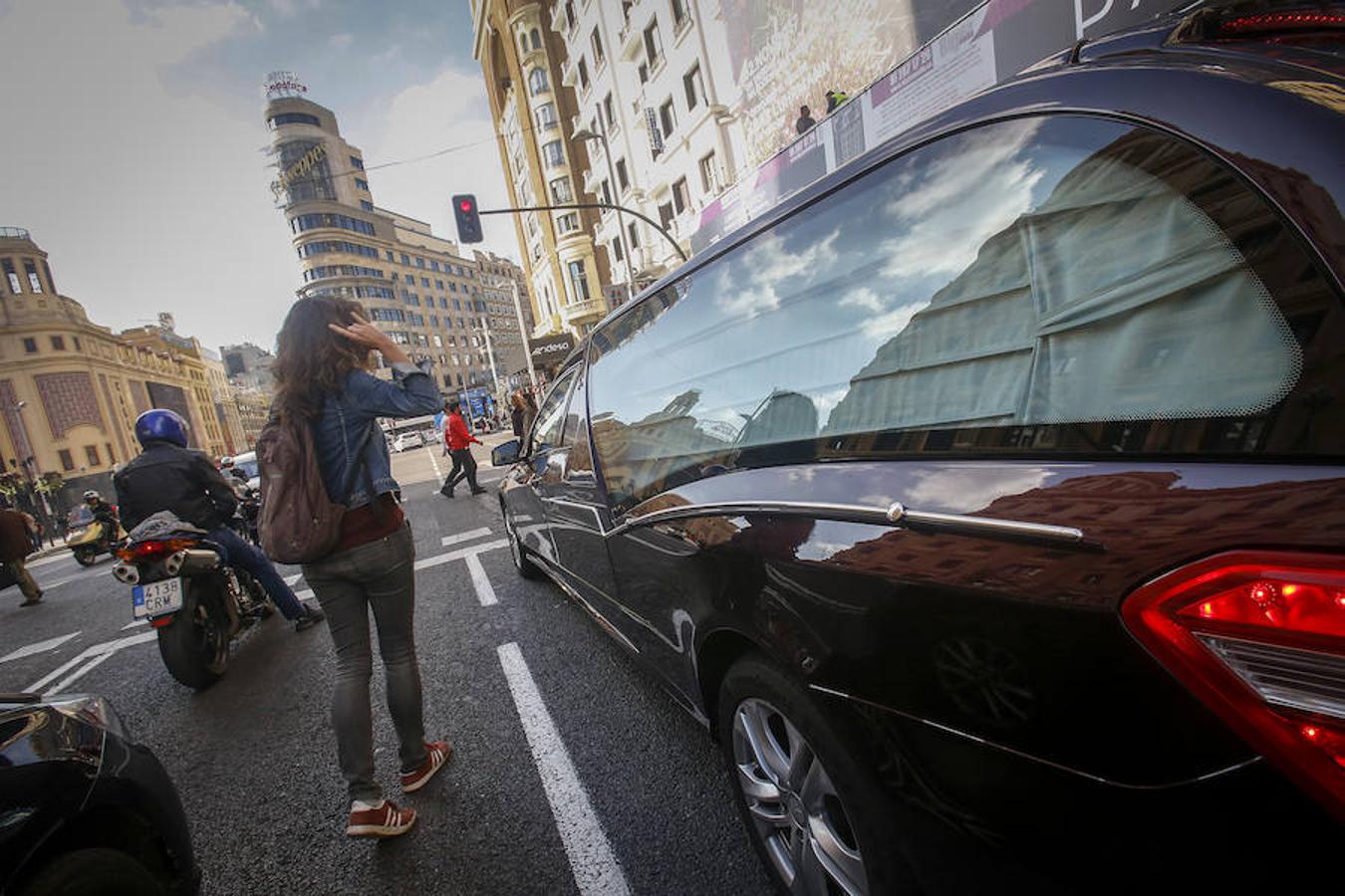 A su paso, los peatones se santiguan o desvían la mirada y los demás automóviles marcan distancias