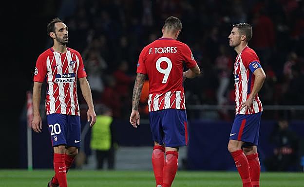 Juanfran, Torres y Gabi tras el 1-1 final. 