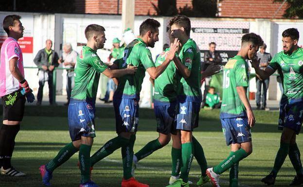 Los jugadores del Astorga celebran un gol.