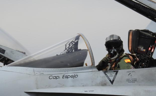 Un F18 en la base de La Virgen, donde su ubica la Academia del Aire de León.