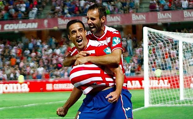Pedro, jugador del Granada, celebra un gol.