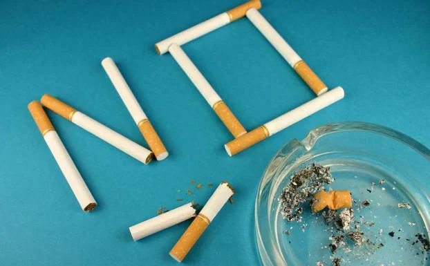 Varios cigarrillos formando la palabra 'no'. 