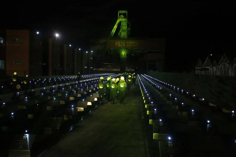 Multitudinario homenaje en el pozo Sotón a los mineros fallecidos