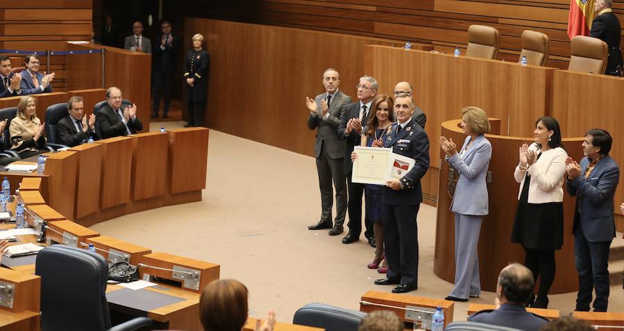 El coronel director de la Academia Básica del Aire, José Antonio Gutiérrez Sevilla, recoge la Medalla de Oro.