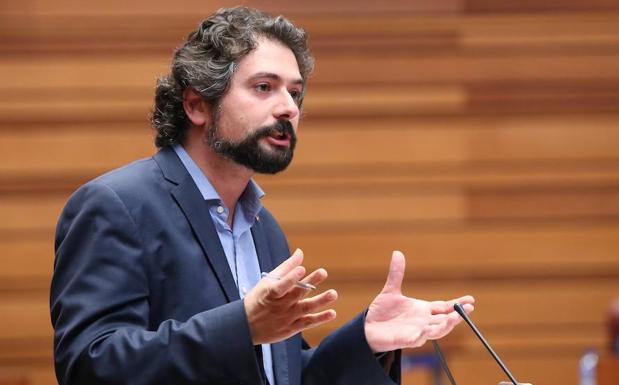 El procurador de IU en las Cortes, José Sarrión, durante su intervención en el debate de totalidad del proyecto de presupuestos de la Comunidad. 