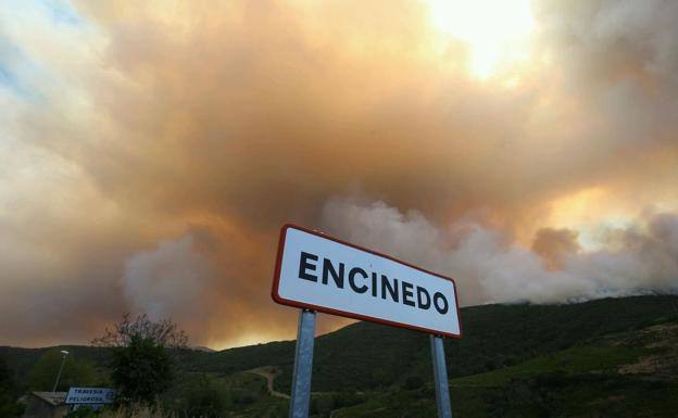 La localidad de Encinedo durante el incendio del pasado mes de agosto.