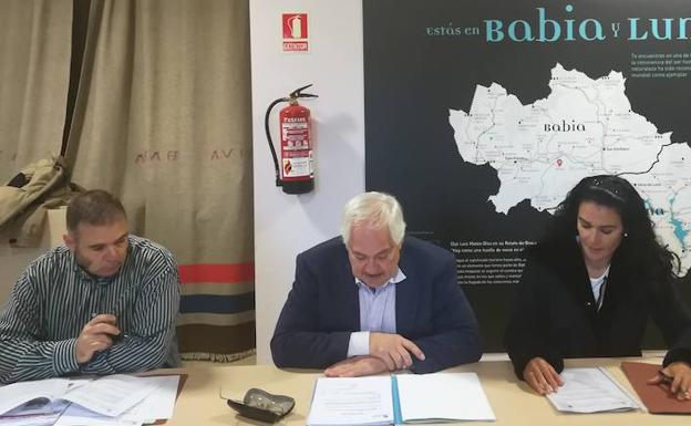 Guillermo García, en el centro, durante la reunión.