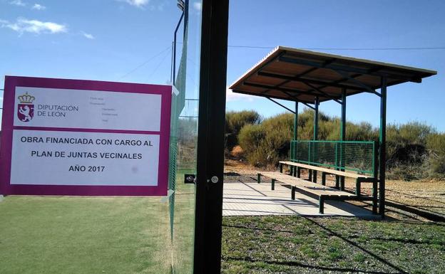 Ferral del Bernesga cubre las gradas de la pista de padel y adecenta el cementerio