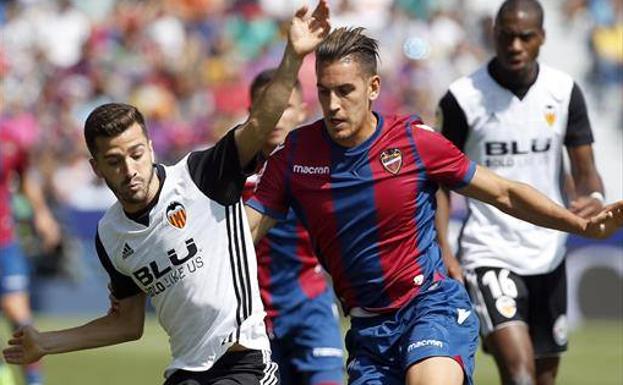 Álex Alegría (derecha) disputa un balón ante Gayá.