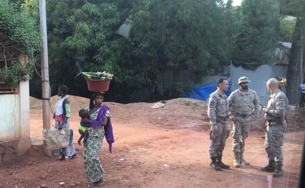 Imagen principal - Efectivos militares desplegados en diferentes puntos de sus misiones. A la derecha, abajo, el diputado Eduardo Fernández junto al comandante De Nicolás, natural de Ponferrada, y su ambulancia. 