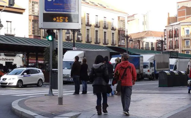 Termómetro de la Plaza España de Valladolid, en una imagen de archivo.