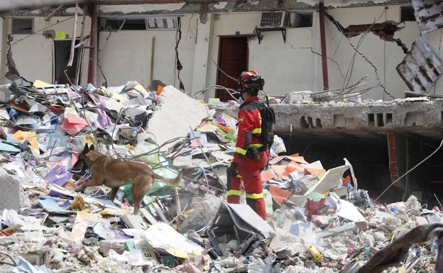 Imagen de archivo de la intervención de la UME de León en el terremoto de Ecuador. 