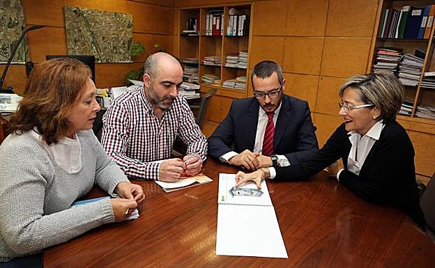 Las concejales de Urbanismo y Bienestar Social se reúnen con los responsables de la Once. 
