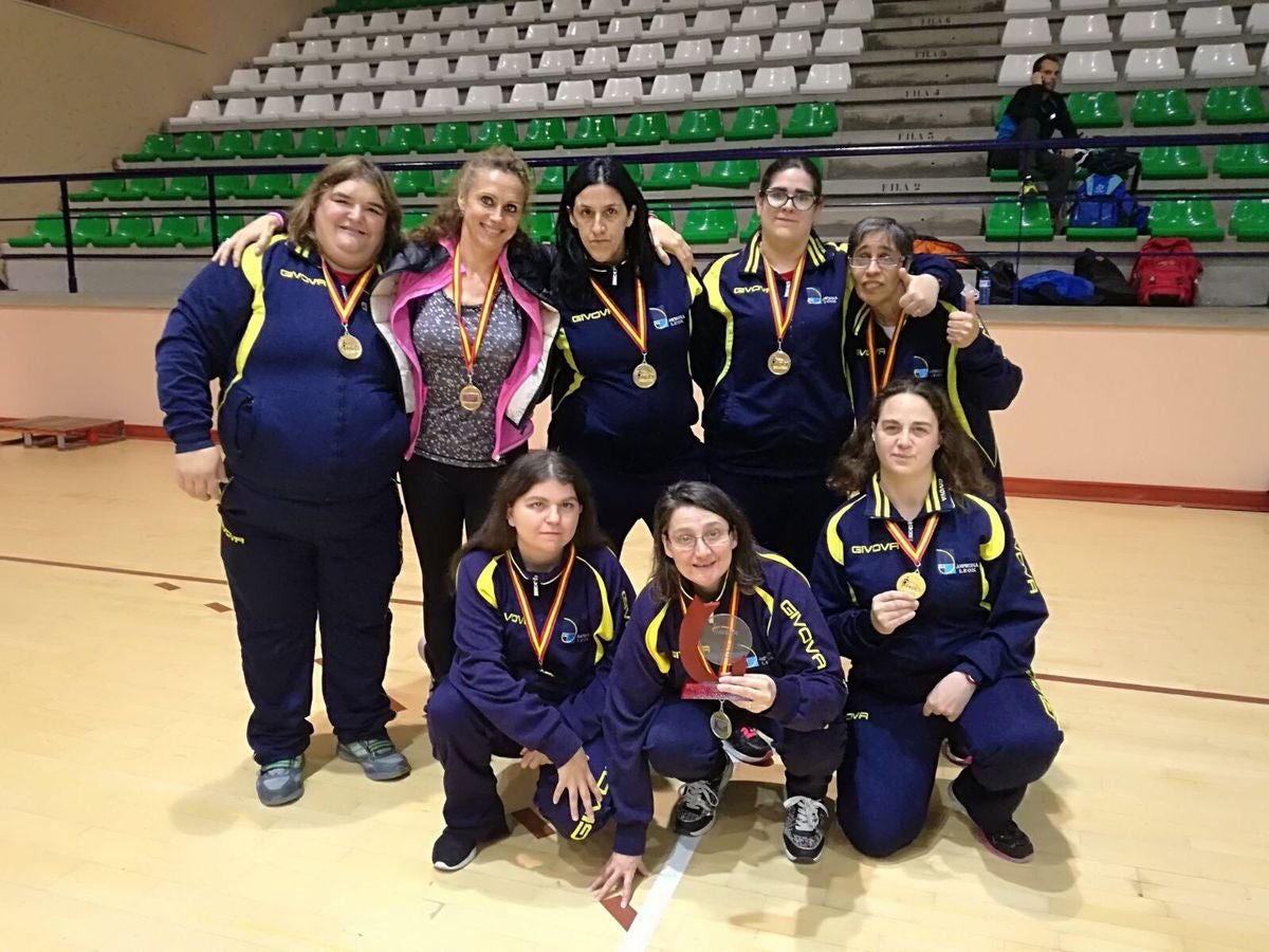 Las componentes del equipo de baloncesto.