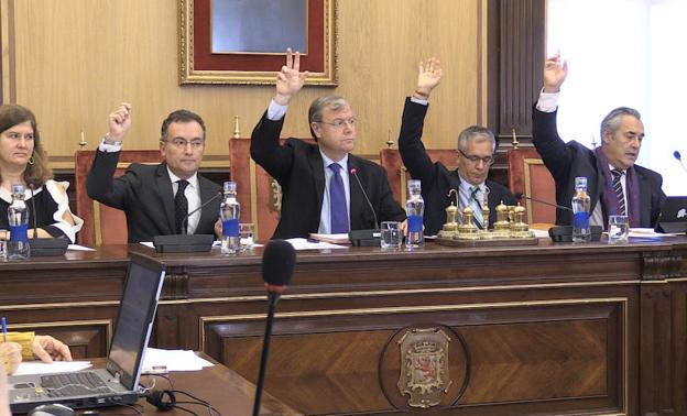 Pleno extraordinario en el Ayuntamiento de León. 